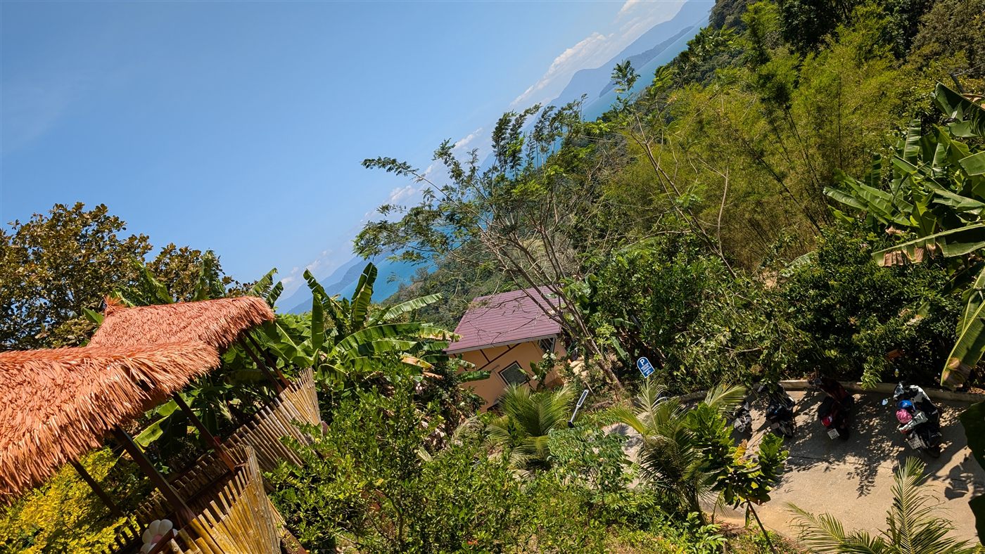 Blick vom Island View Cafe über die grüne Hügellandschaft von Koh Phayam